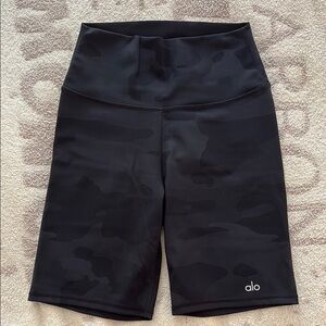 ALO Yoga Women's Dark Patterned Bike Shorts